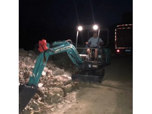 15型微信挖掘機加班作業(yè)