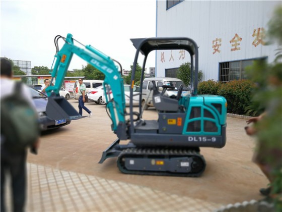 德力15-9小型鉤機，農(nóng)田果園專用
